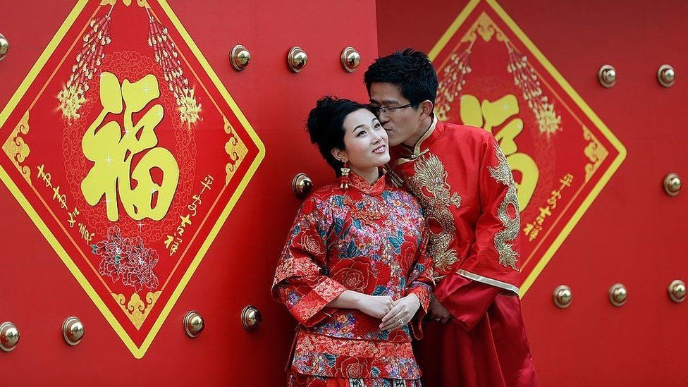 Trung Quốc: Phong tục tranh thức ăn trong đám cưới để chúc phúc cho cô dâu  chú rể