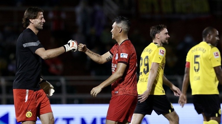 Công Vinh ghi bàn trong trận giao hữu đội các ngôi sao Việt Nam và cựu cầu thủ Borussia Dortmund