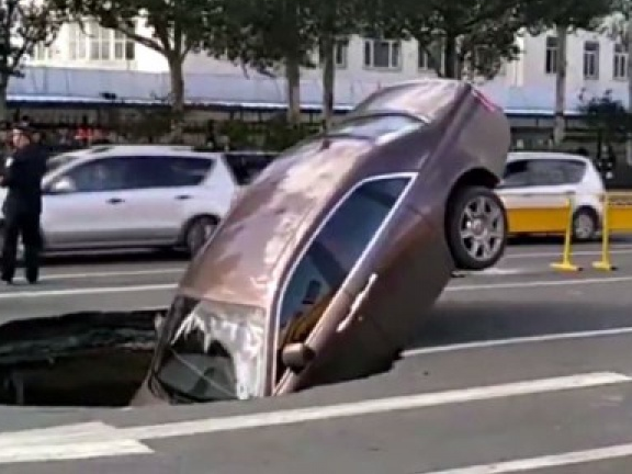 Siêu xe Rolls-Royce bị "hố tử thần" nuốt chửng ngay trên đường