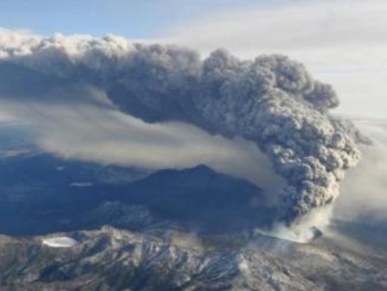 Núi lửa "thức giấc" phun tro bụi cao 2km tại Indonesia và Nhật Bản