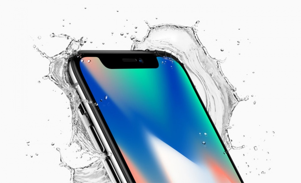 apple tung chieu khoe man hinh oled tren iphone x
