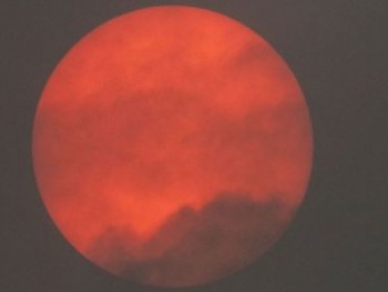 Anh: Xôn xao hiện tượng Mặt trời chuyển sang màu đỏ bất thường