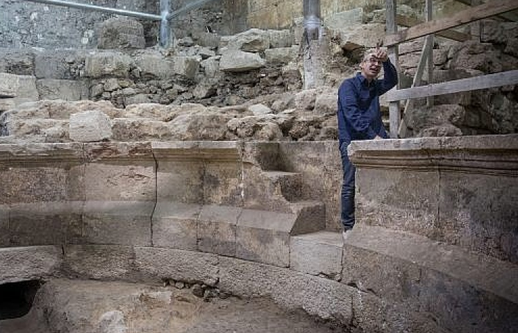 Dấu tích nhà hát thời La Mã dưới chân Bức tường Than khóc
