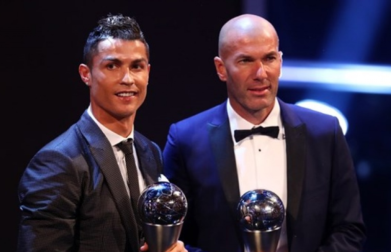 Cristiano Ronaldo giành danh hiệu Cầu thủ xuất sắc nhất FIFA