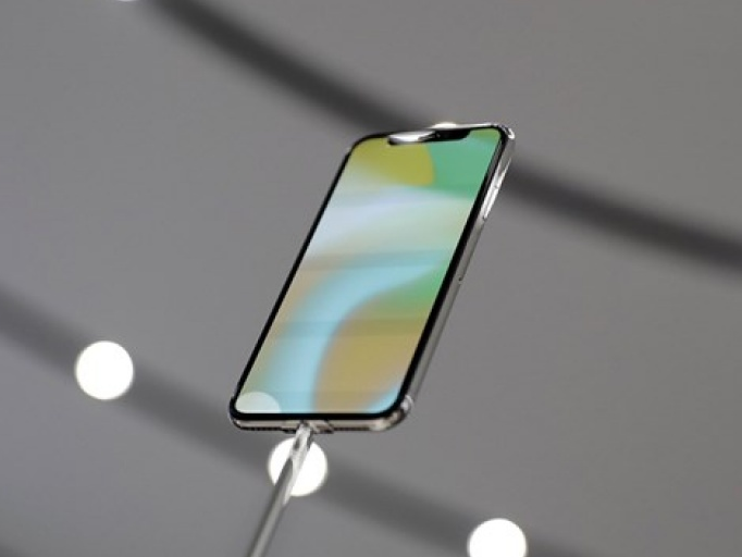 Apple hạ thấp yêu cầu kỹ thuật để đẩy nhanh sản xuất iPhone X?