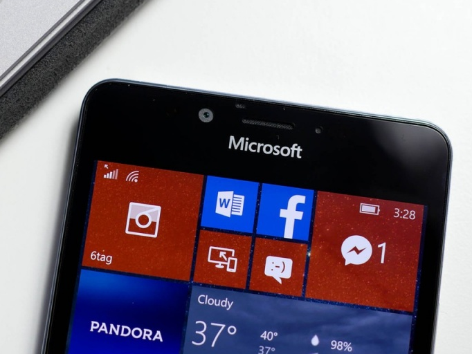 Microsoft sắp ra mắt điện thoại gập Surface Phone