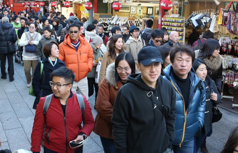 Nghỉ Quốc khánh 1 tuần, người Trung Quốc đổ xô đến Nhật, Hàn mua sắm