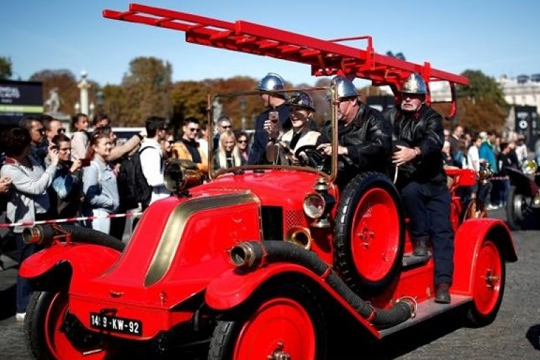 Các loại ô tô cổ xinh xắn diễu hành qua thủ đô Paris