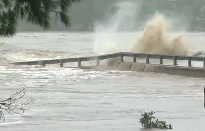 Mỹ: Nước lũ cuồn cuộn phá tan cầu qua sông ở Texas