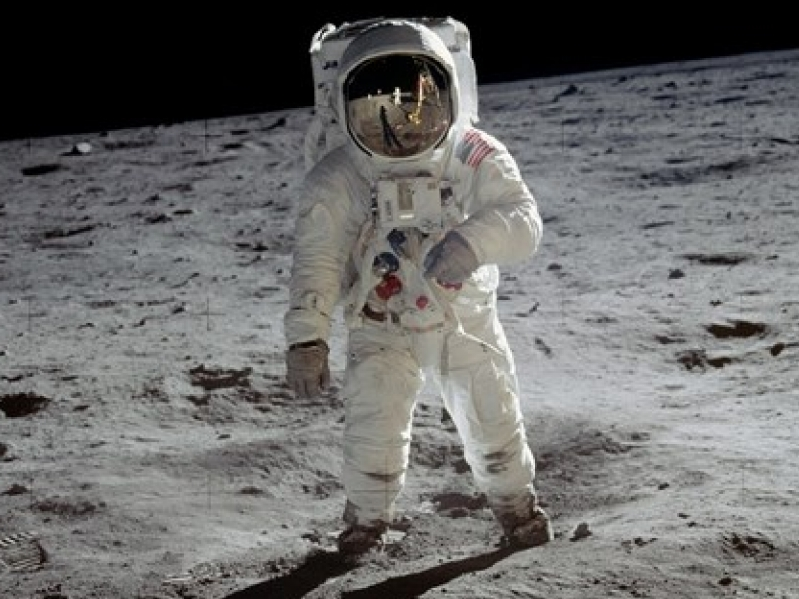 Tại sao dấu chân của Armstrong không khớp đế giày trên Mặt trăng?