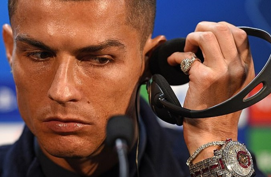 Ronaldo khoe đồng hồ 1,2 triệu Bảng trong buổi họp báo tại MU