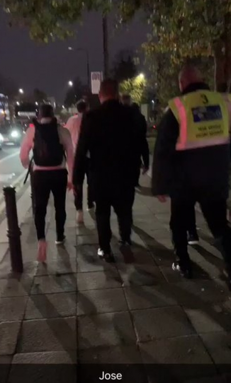 Méo mặt vì tắc đường, thầy trò Mourinho đi bộ tới sân Old Trafford