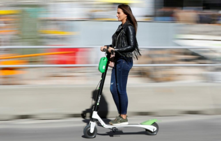 Thủ đô Tây Ban Nha cấm các loại xe scooter điện đi trên vỉa hè