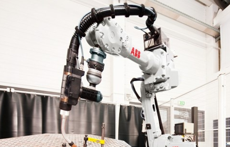 Robot chế tạo robot tại nhà máy trị giá 150 triệu USD