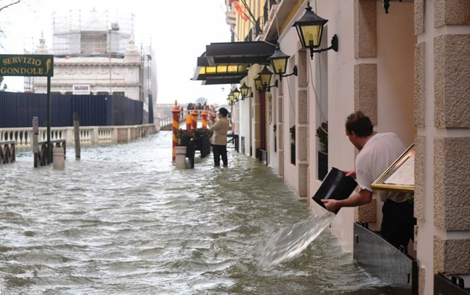 du khach trai nghiem canh venice ngap sau trong nuoc bien