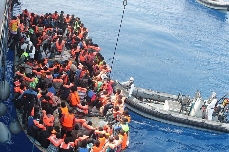 Hải quân Morocco cứu gần 400 người di cư lênh đênh trên biển