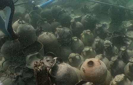 Tìm thấy 'kho báu’ chứa nhiều đồ cổ La Mã dưới đáy biển ngập rác