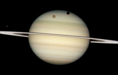 Sao Thổ soán ngôi Sao Mộc về số vệ tinh xoay quanh