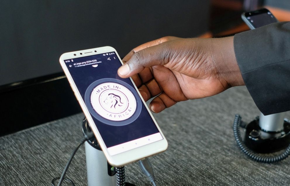 Rwanda ra mắt mẫu điện thoại thông minh đầu tiên do châu Phi sản xuất