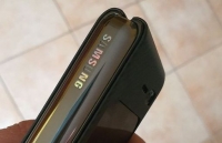 Galaxy Fold gặp lỗi bong logo Samsung sau vài tuần sử dụng