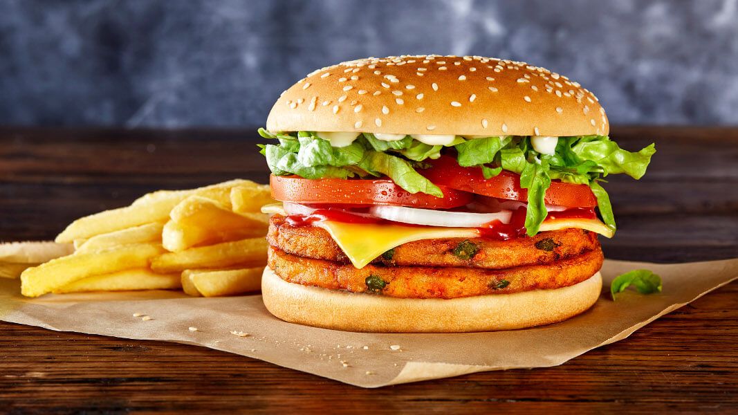 Hamburger Với Phô Mai Và Khoai Tây Chiên Hình ảnh Sẵn có  Tải xuống Hình  ảnh Ngay bây giờ  Bánh mì kẹp thịt Hămbơgơ Burger phô mai  iStock