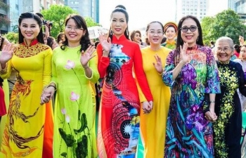 Lần đầu tiên thi 'Duyên dáng áo dài phụ nữ Việt Nam tại Lào'
