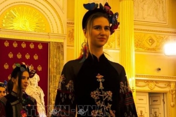 Áo váy lụa và thổ cẩm Việt Nam đến gần hơn với công chúng Nga