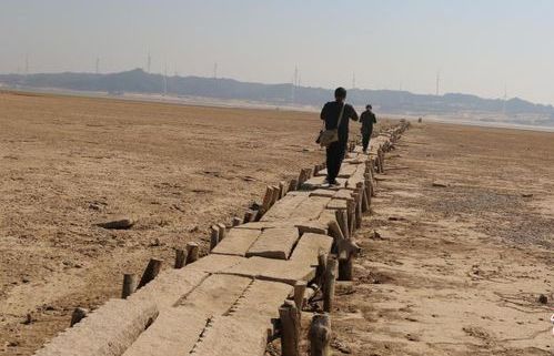 Nước hồ rộng nhất Trung Quốc hạ thấp, cầu đá 'nghìn nhịp' 400 năm tuổi đột ngột lộ diện