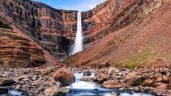 Vẻ đẹp mê hoặc đến khó tin của thác nước đổ từ độ cao 128 m xuyên qua tầng địa chất sắc vân đỏ rực