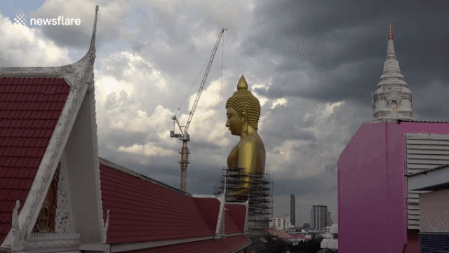 Thái Lan: Tượng Phật khổng lồ cao bằng tòa nhà 20 tầng chậm tiến độ do Covid-19