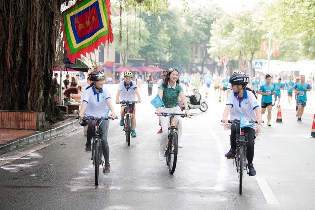 Hoa hậu Ngọc Hân rạng rỡ đạp xe quảng bá hình ảnh Hà Nội xanh