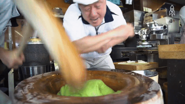 Video giã bánh mochi với 'tốc độ không tưởng' thu hút hàng triệu view