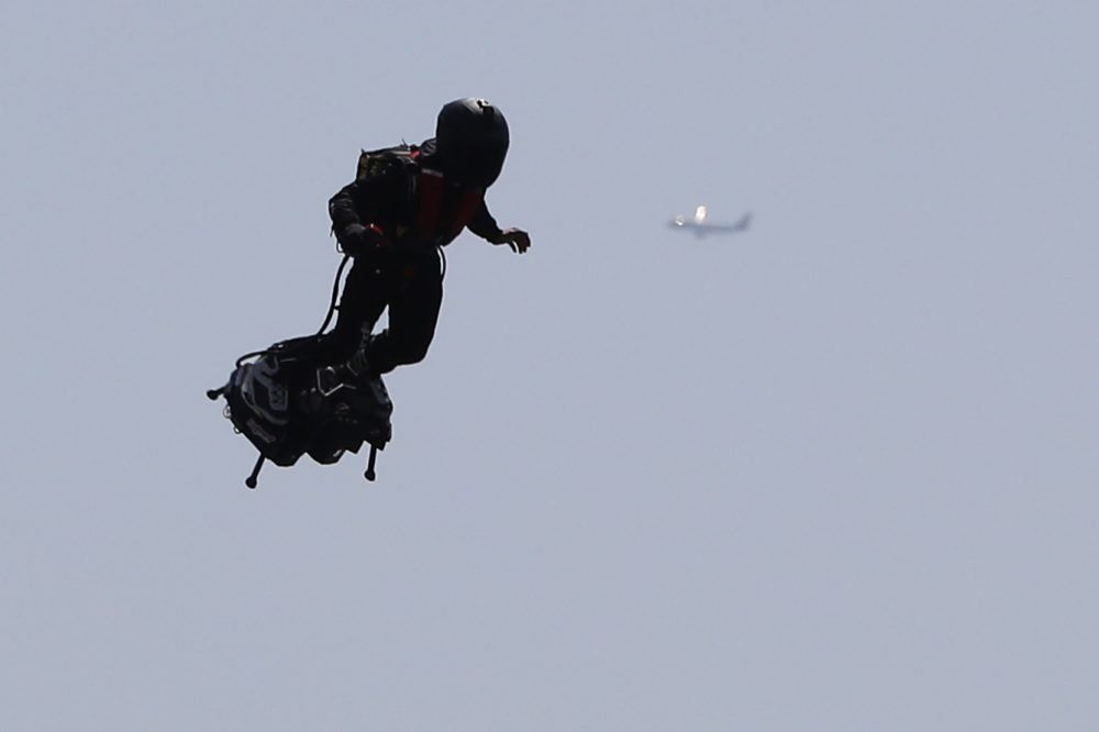 Mỹ: Phi công nhìn thấy người lướt ván bay ở độ cao gần 2.000 m
