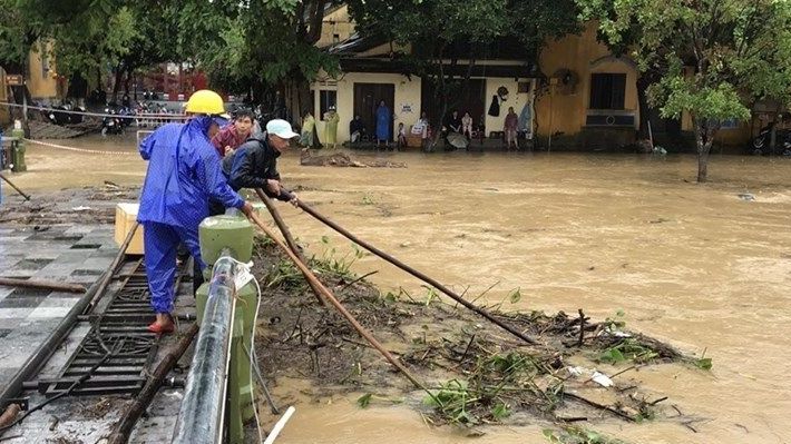 Dự báo thời tiết đêm nay và ngày mai (15-16/10): Cả nước nhiều mây, mưa vừa, mưa to, có nơi mưa rất to; Nam Trung Bộ đặc biệt mưa to