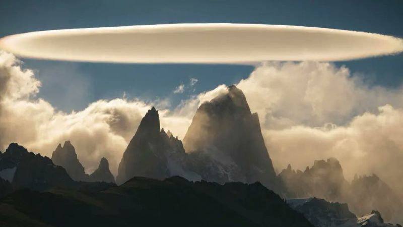 Argentina: 'Đám mây UFO' ma quái lơ lửng trên núi