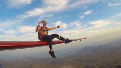 Hành động liều lĩnh, cô gái trèo ra cánh máy bay tạo dáng ở không trung