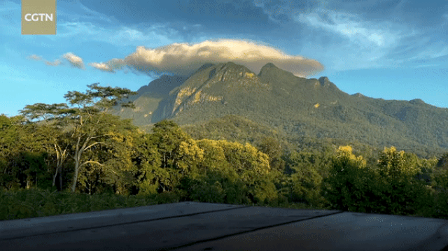 Thái Lan: Khoảnh khắc đám mây 'đội mũ' cho ngọn núi