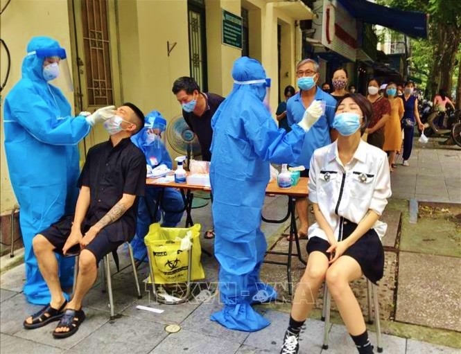 Hà Nội xét nghiệm sàng lọc Covid-19 diện rộng cho cư dân quanh Bệnh viện Hữu nghị Việt Đức. (Nguồn: TTXVN)