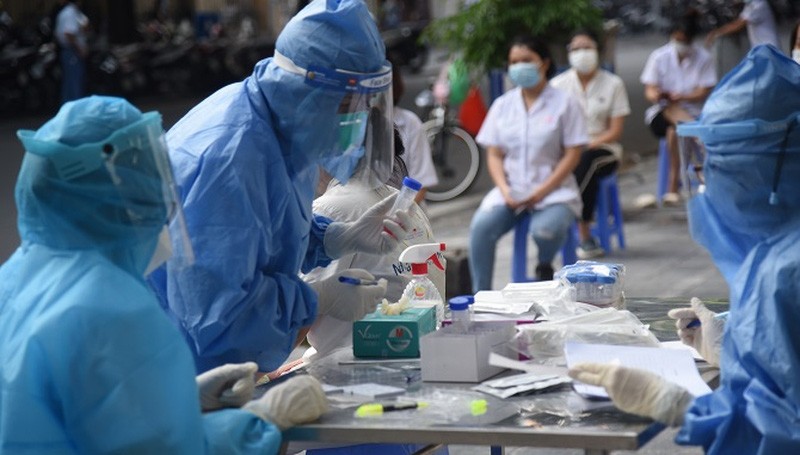 Lấy mẫu xét nghiệm cho nhân viên y tế của Bệnh viện Hữu Nghị Việt Đức. (Nguồn:: Sở Y tế Hà Nội