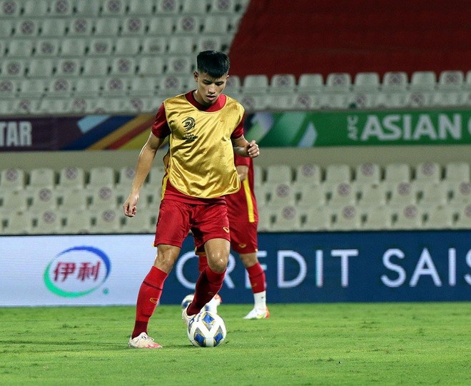 Hình ảnh các cầu thủ đội tuyển Việt Nam tập trên sân Sharjah, UEA