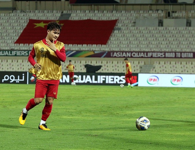 Hình ảnh các cầu thủ đội tuyển Việt Nam tập trên sân Sharjah, UEA
