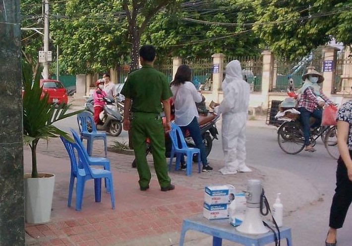 Điều tra dịch tễ các khu vực liên quan đến ca Covid-19. (Nguồn: Báo Hà Nội mới) Điều tra dịch tễ các khu vực liên quan đến ca Covid-19. (Nguồn: Báo Hà Nội mới)