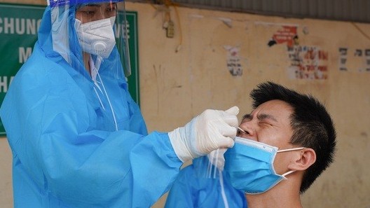 Thêm gần 400.000 liều vaccine Pfizer về đến Hà Nội; hơn 1.000 ca dương tính với Covid-19 khi về địa phương