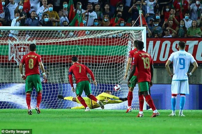 Ghi bàn cho đội tuyển Bồ Đào Nha, Ronaldo có 800 bàn thắng trong sự nghiệp, 58 lần lập hat-trick