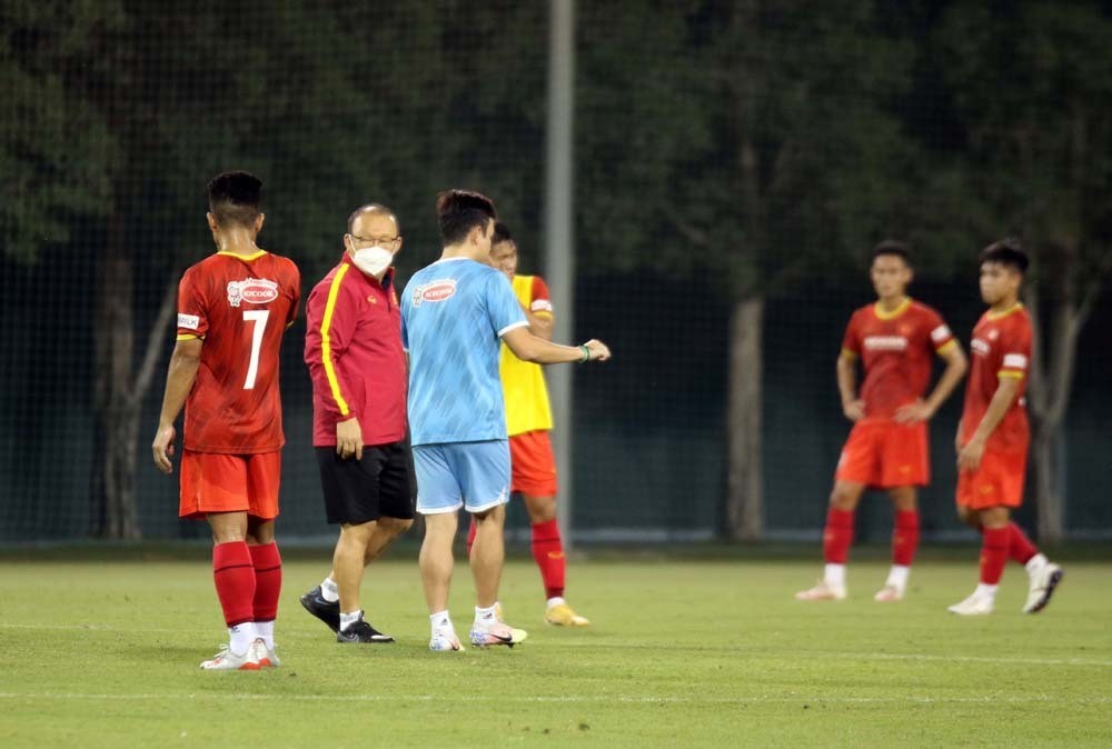 HLV Park Hang Seo căng mắt 'soi giò' U23 Việt Nam