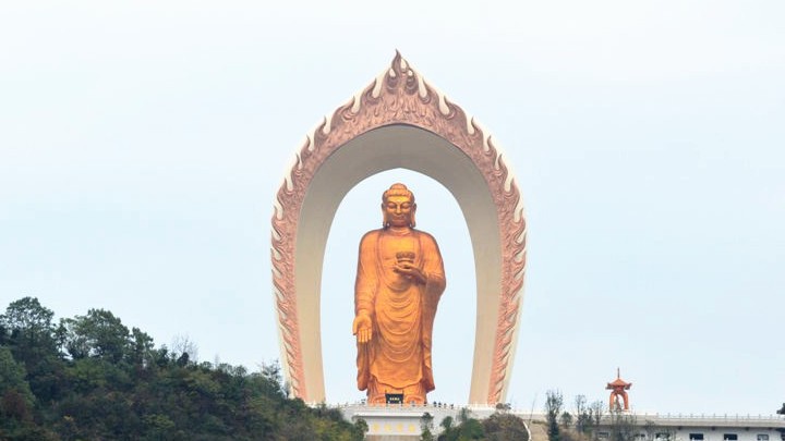 Trung Quốc: Một trong những tượng Phật cao nhất thế giới dát 48 kg vàng