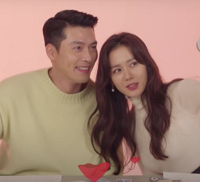 Son Ye Jin và Hyun Bin chụp ảnh chung khiến fan phát sốt