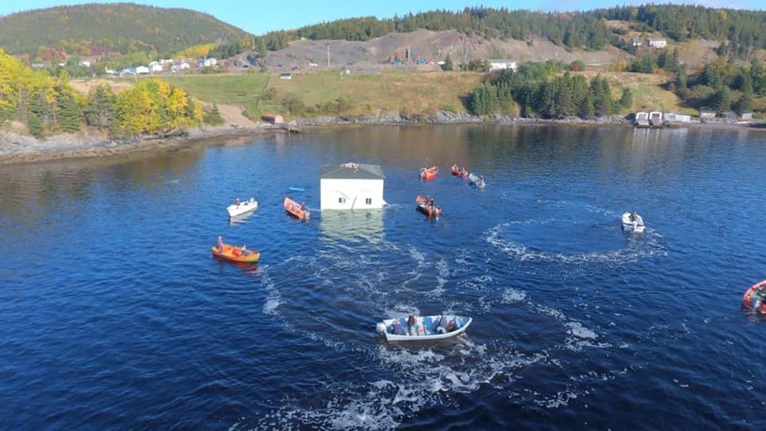 Ngôi nhà được di chuyển bằng thuyền ở Canada. 