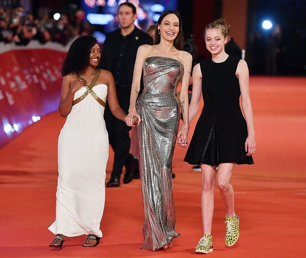 Ba mẹ con diễn viên Angelina Jolie nổi bật trên thảm đỏ Liên hoan phim Rome 2021