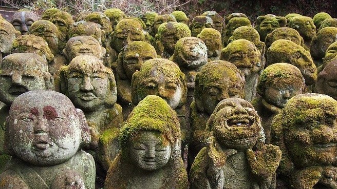 Câu chuyện về ngôi đền với 1.200 bức tượng đá rêu phong tại Nhật Bản